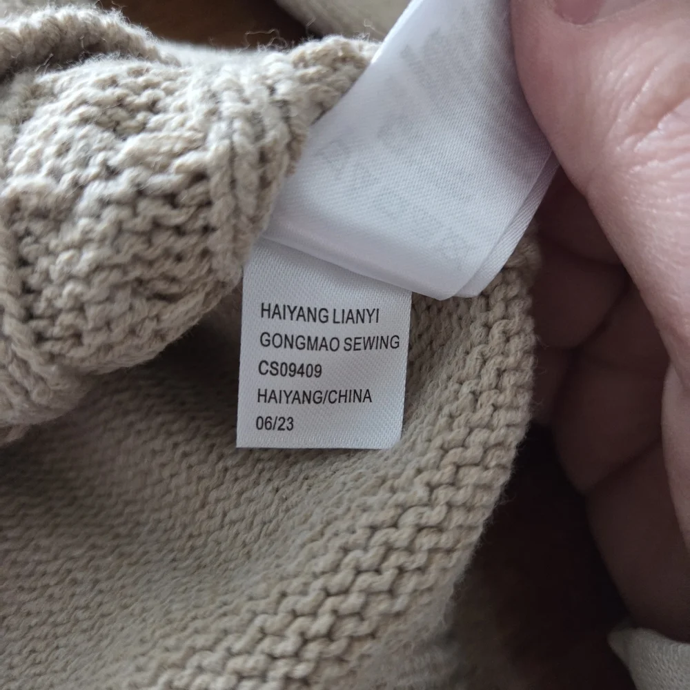 Girl's Cream Cable Knit Sweater Max Studio Size 10/12 Pearl Accents NEW